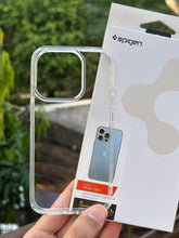 iPhone "15 Pro" Spigen Crystal Clear Transparent Case