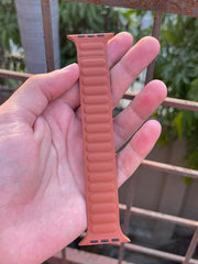 Apple Watch Spigen "Magnetic Suction Band" - Brown