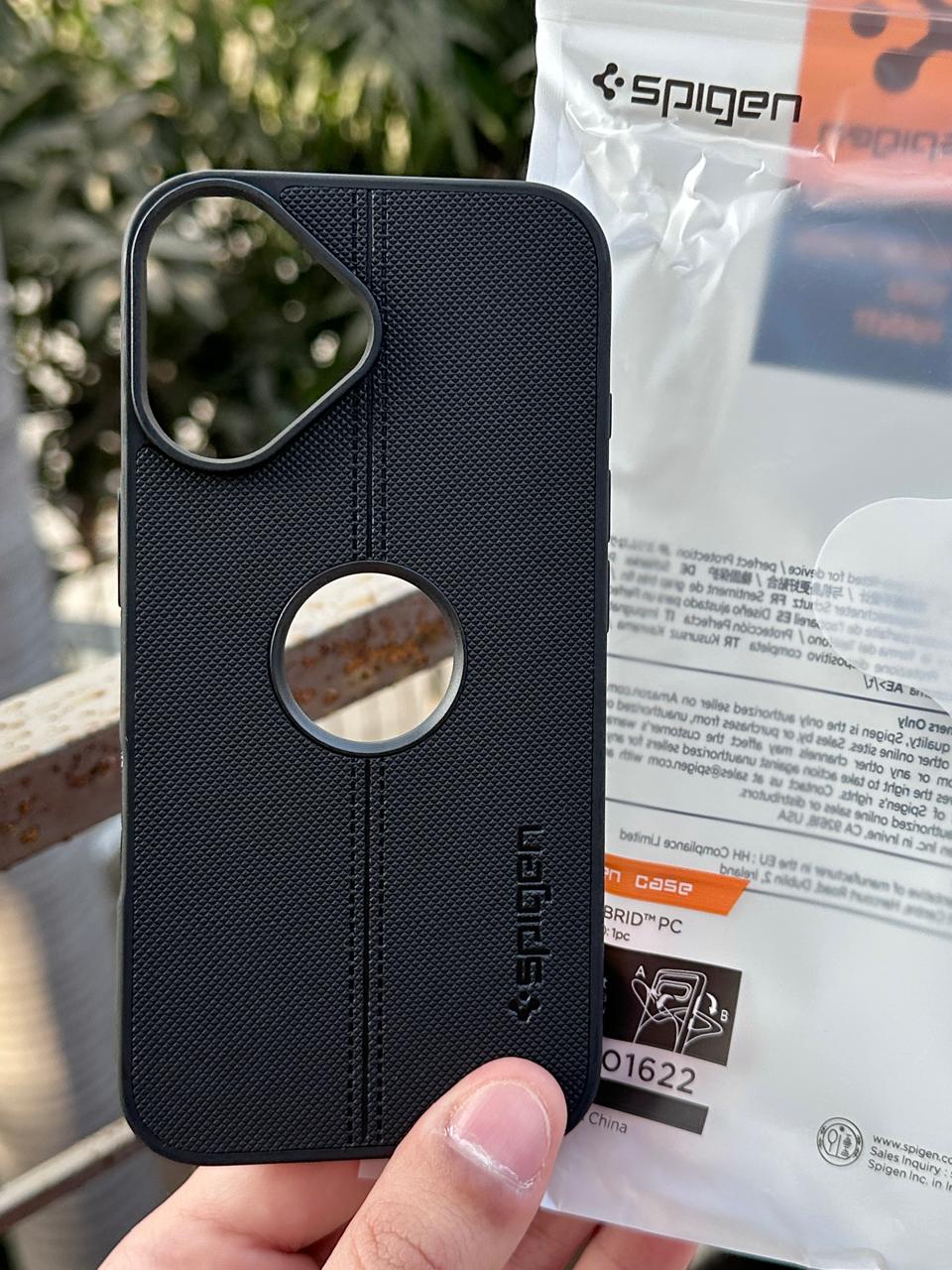 iPhone "16" Spigen Premium Woven Stitched Case - Black