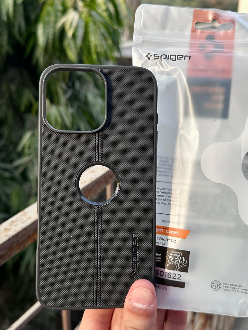 iPhone "16 Pro Max" Spigen Premium Woven Stitched Case - Black