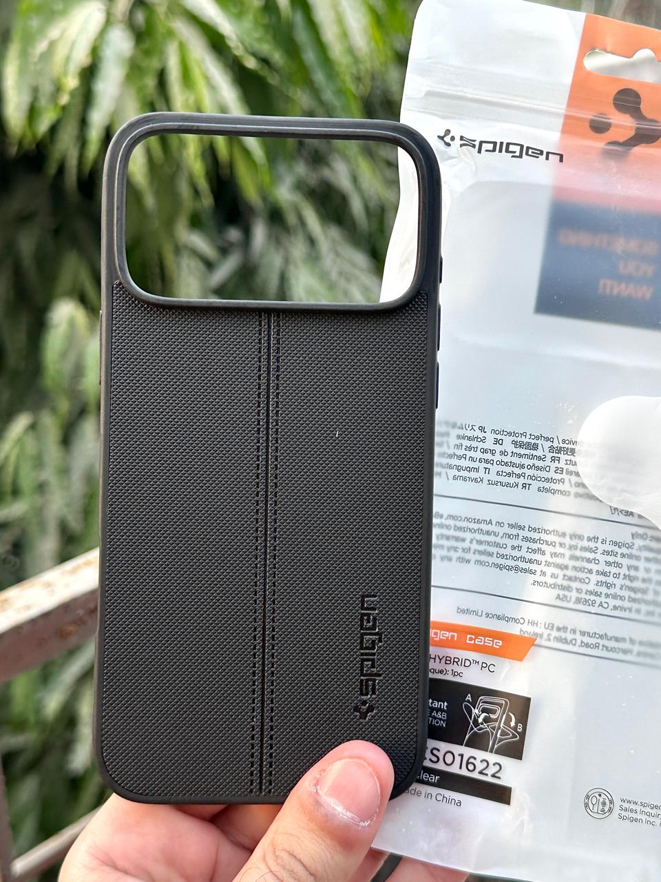 iPhone "17 Pro Max" Spigen Premium Woven Stitched Case - Black