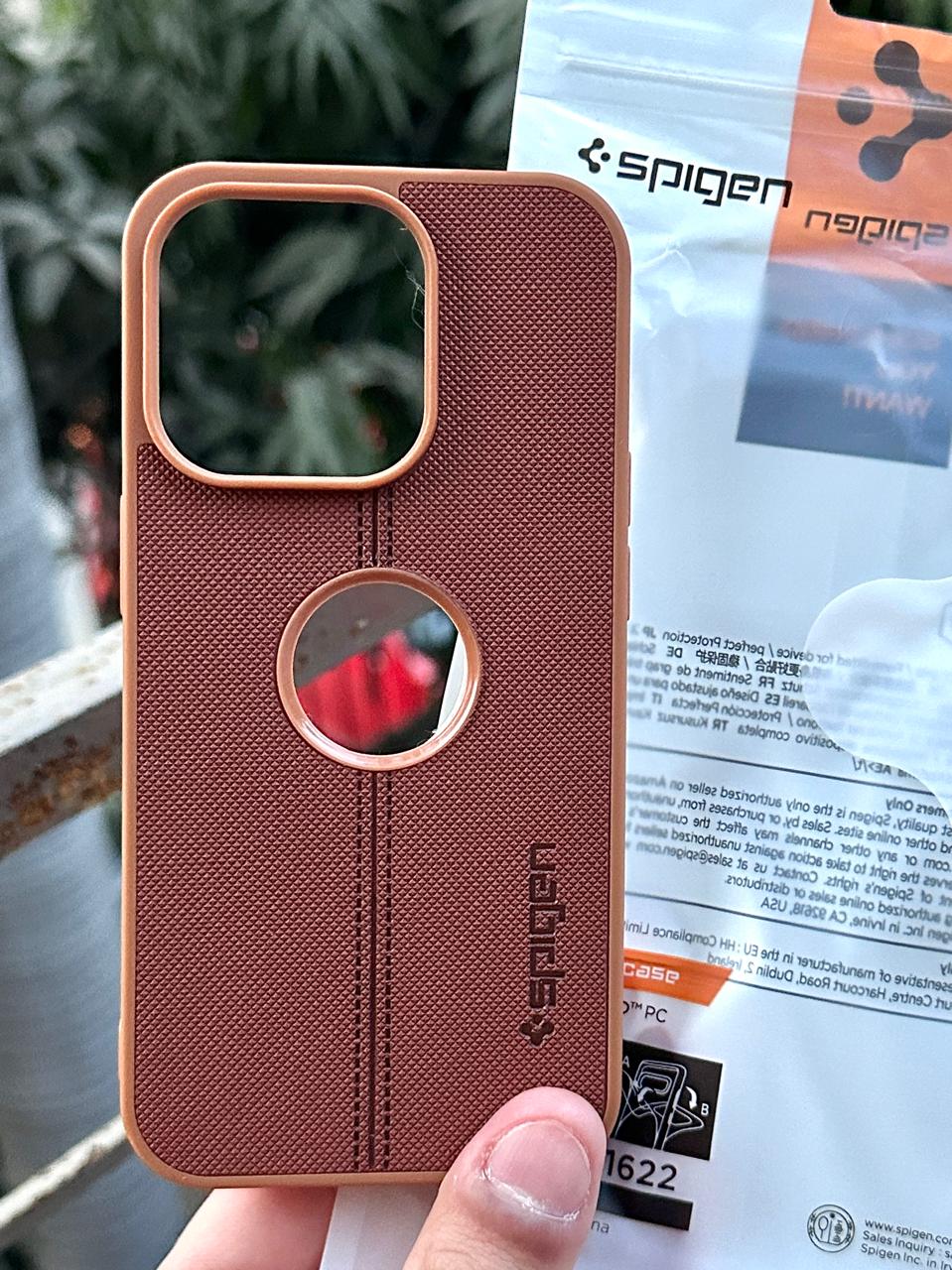 iPhone "14 Pro" Spigen Premium Woven Stitched Case - Brown