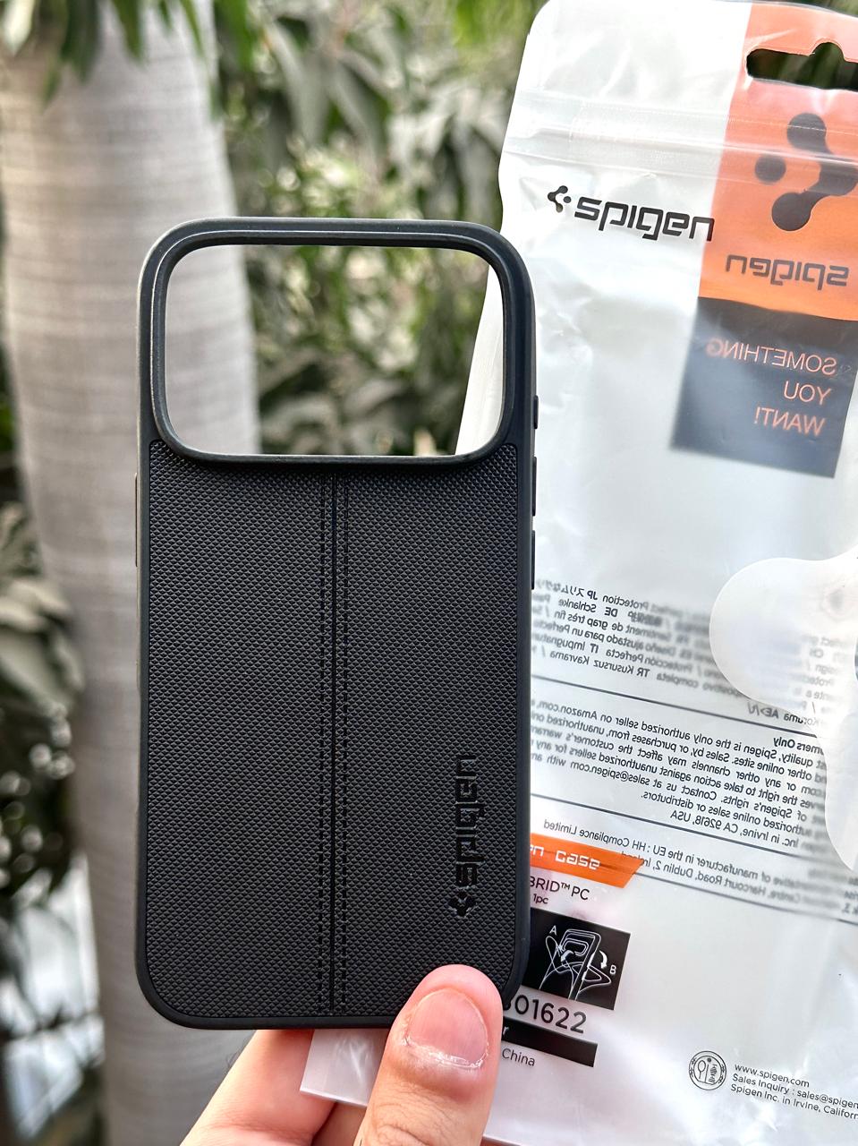 iPhone "17 Pro" Spigen Premium Woven Stitched Case - Black